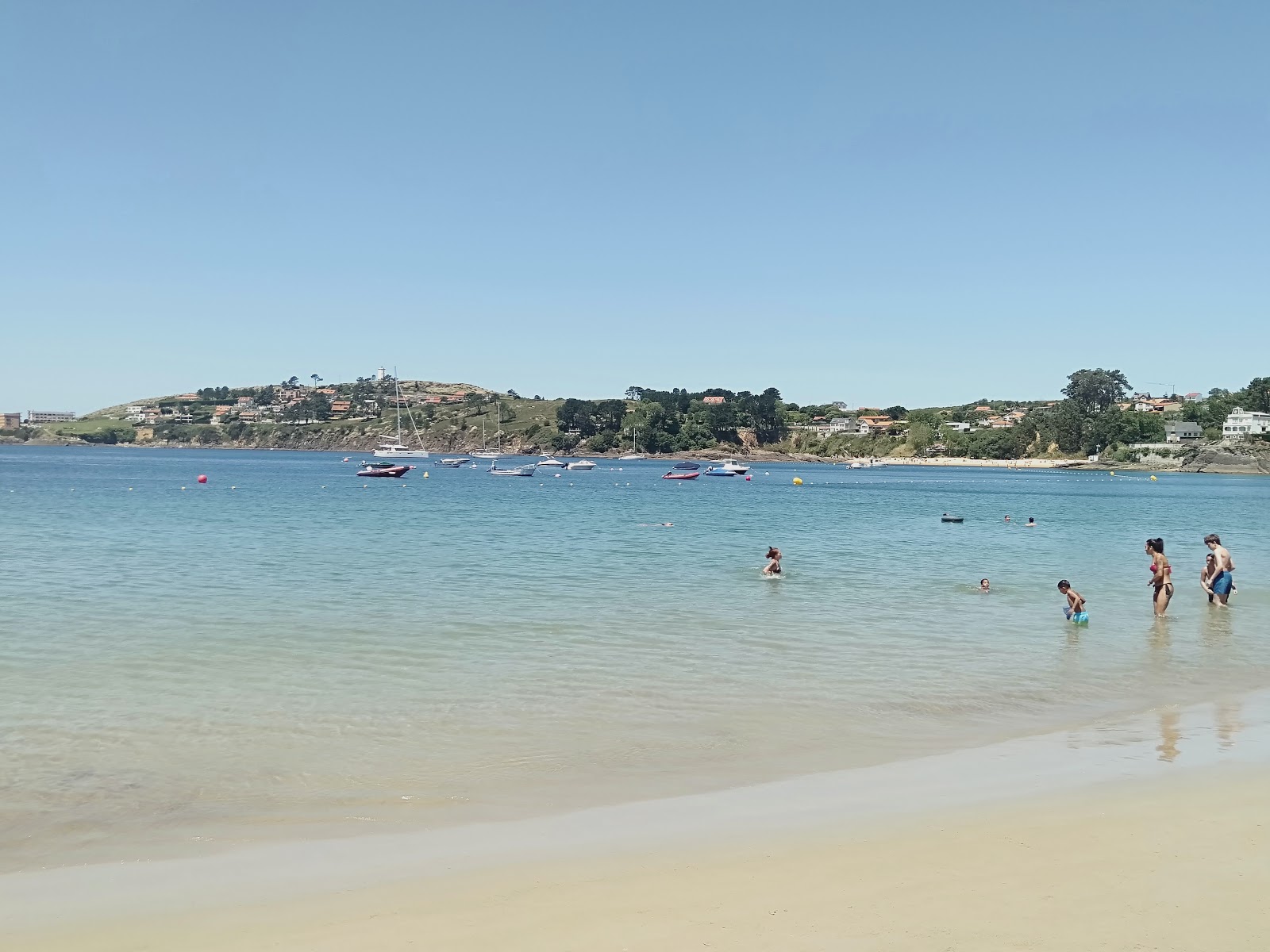 Foto de Playa Mera con agua cristalina superficie