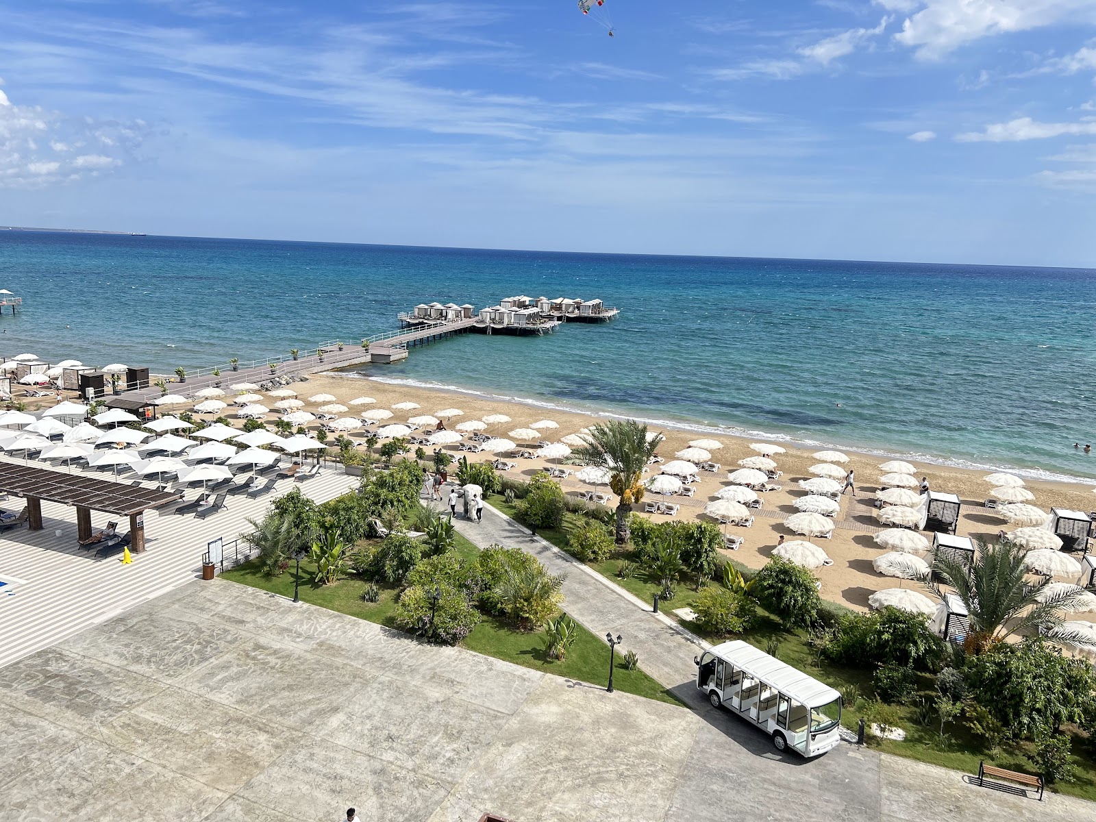 Foto de Arkin Iskele Beach con arena beige superficie