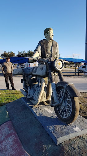 Monumento al motociclista uruguayo - Tienda de motocicletas