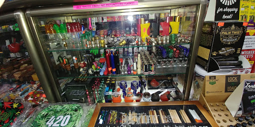 Tobacco Shop «The Hub Smoke Shop & Gifts», reviews and photos, 6410 N Oak Trafficway, Kansas City, MO 64118, USA