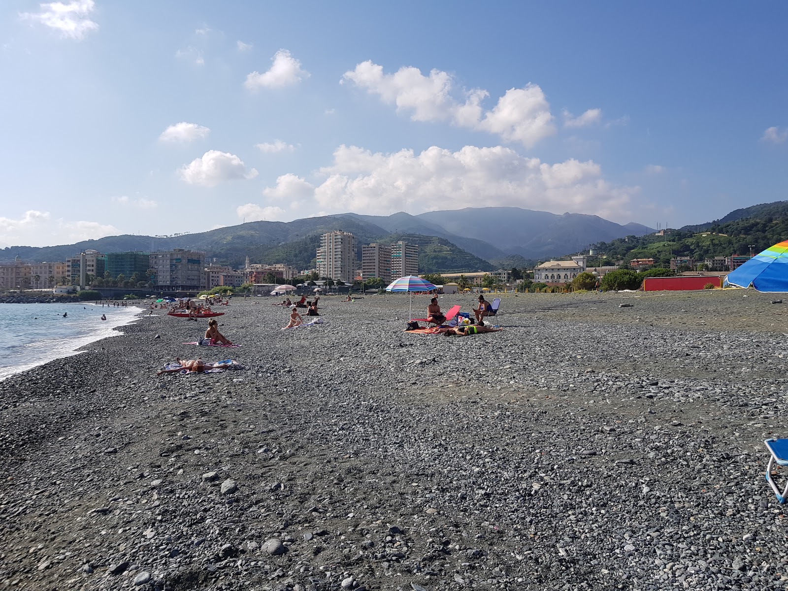 Foto de Spiaggia Multedo con arena gris y guijarros superficie