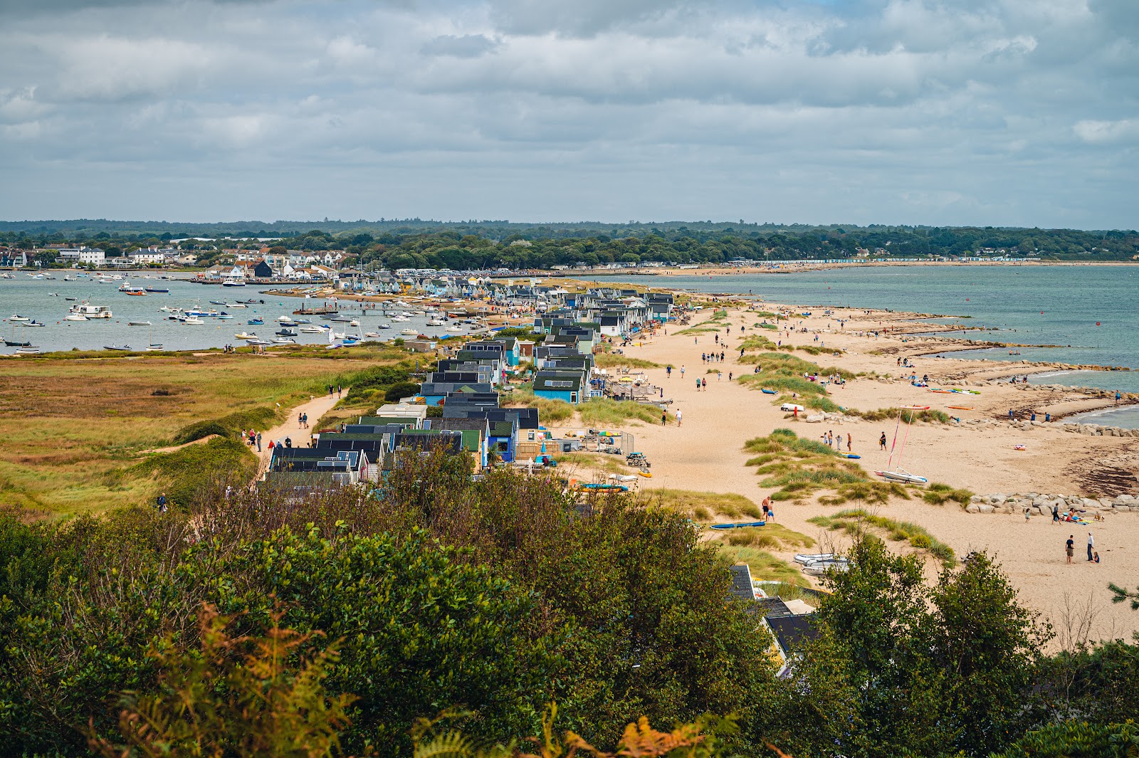 Foto af Mudeford Strand med turkis rent vand overflade