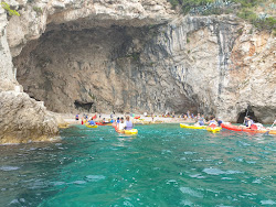 Fotografie cu Betina Cave beach cu nivelul de curățenie scăzut