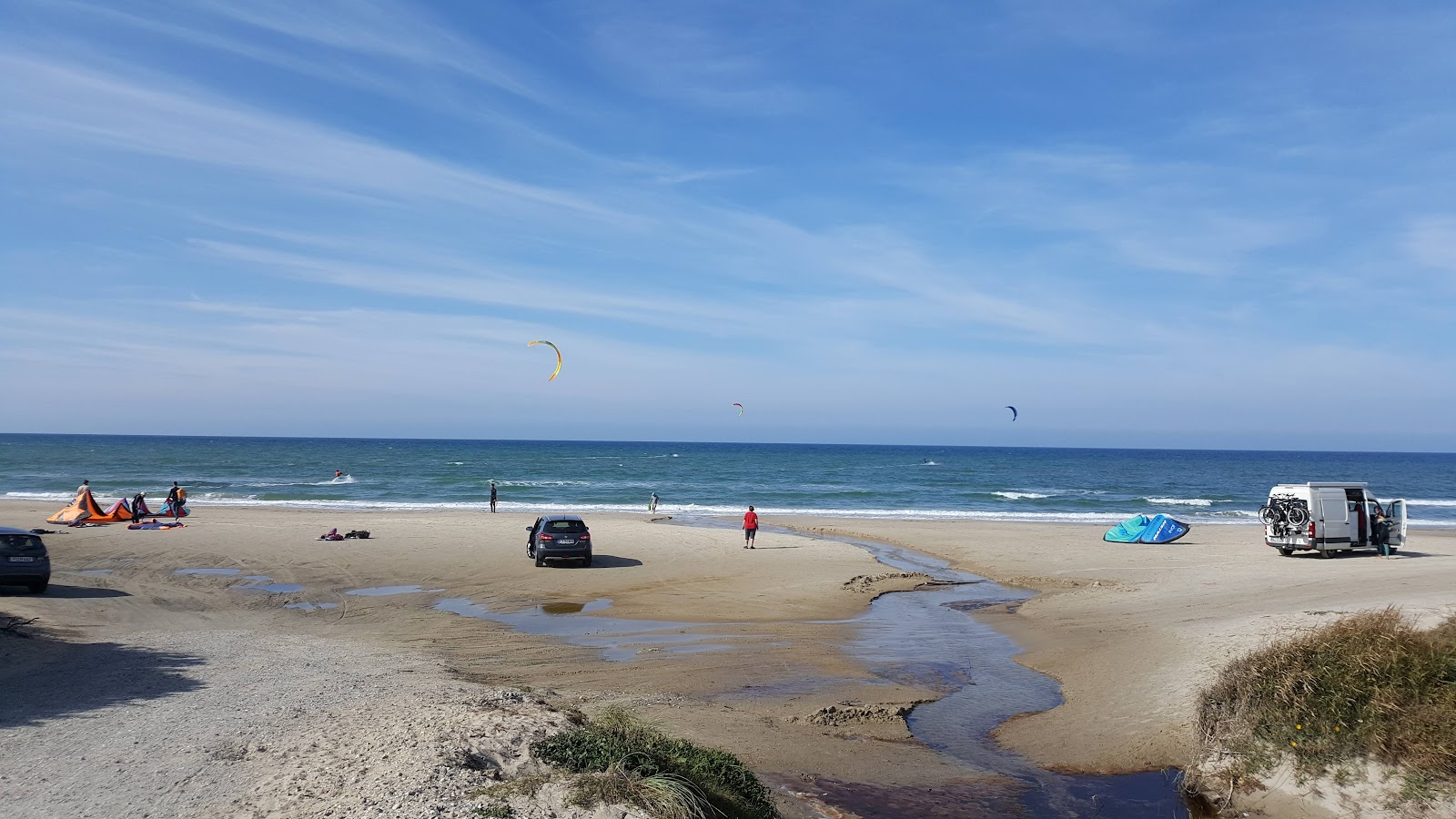 Skiveren Beach的照片 带有碧绿色纯水表面
