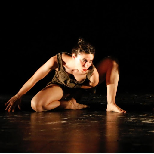 Amelia Caravaca. Clases de danza contemporánea y ballet clásico en Madrid