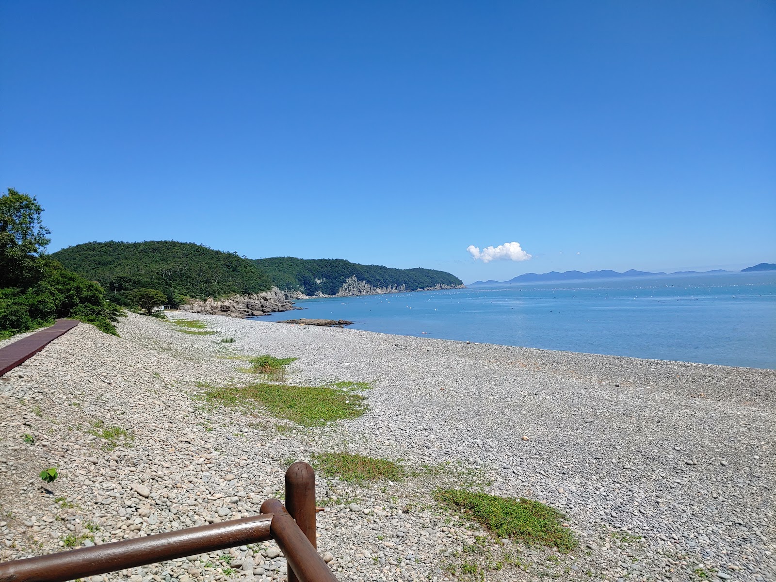 Jeongdori Gugyedeung Beach的照片 背靠悬崖