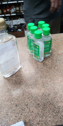 Liquor Store «Woodys Liquor & Fine Wine», reviews and photos, 2862 Roosevelt Blvd, Clearwater, FL 33760, USA