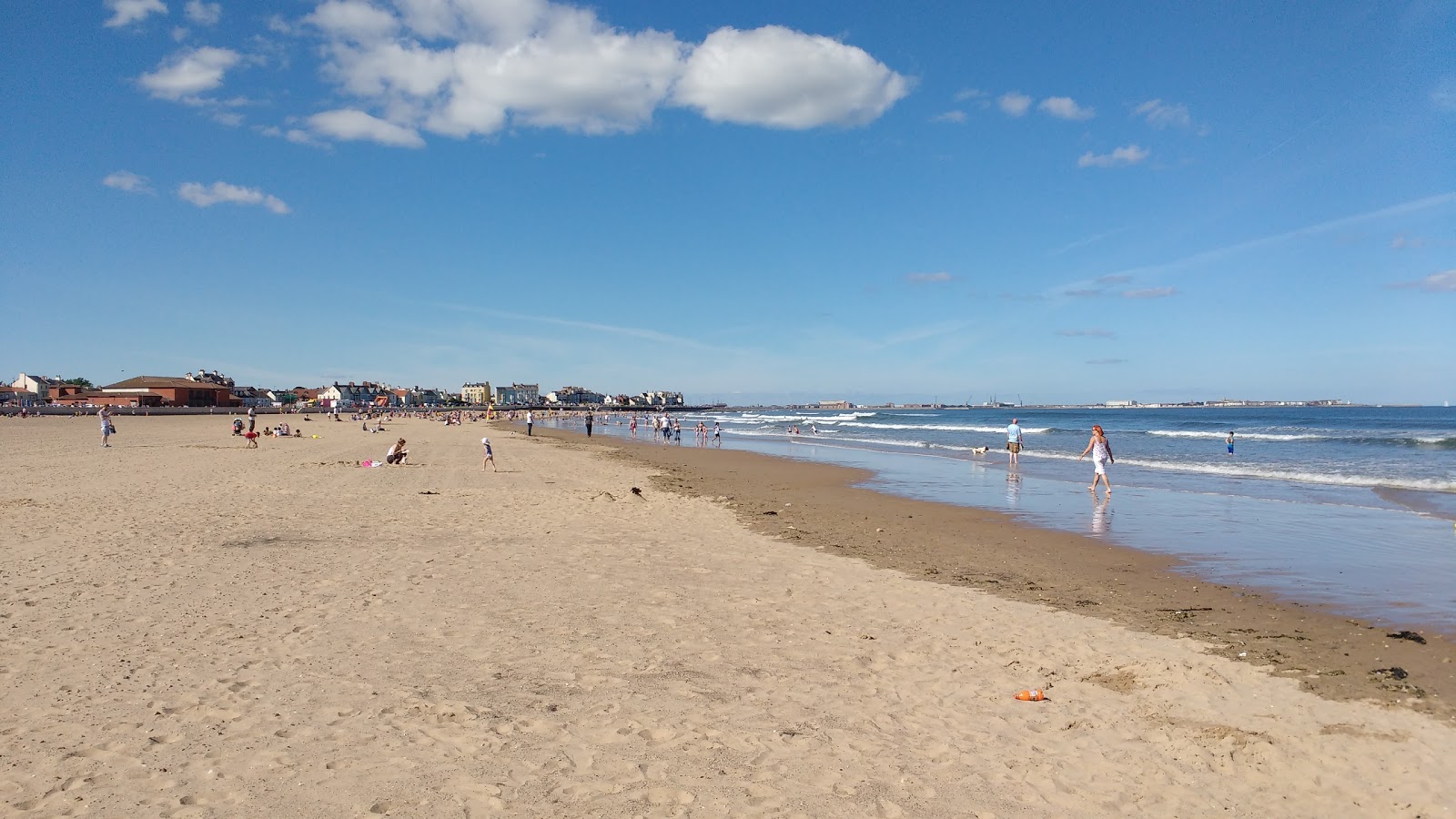 Foto di Seaton Carew beach con una superficie del sabbia luminosa