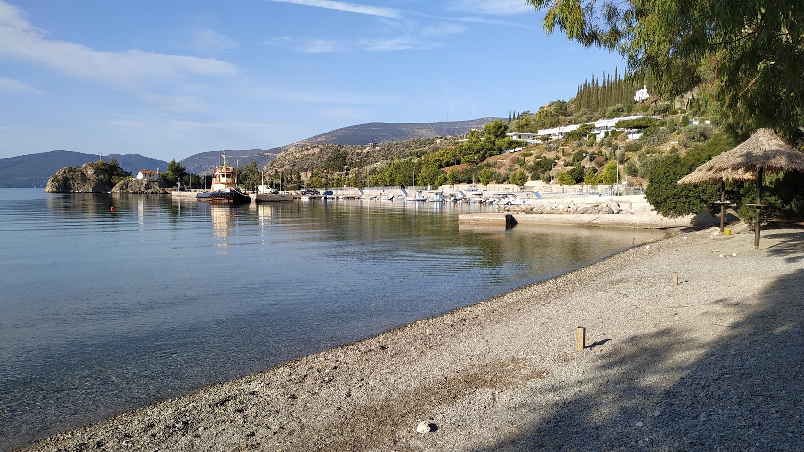 Valokuva Agios Isidoros Antikyraista. pinnalla turkoosi puhdas vesi:n kanssa