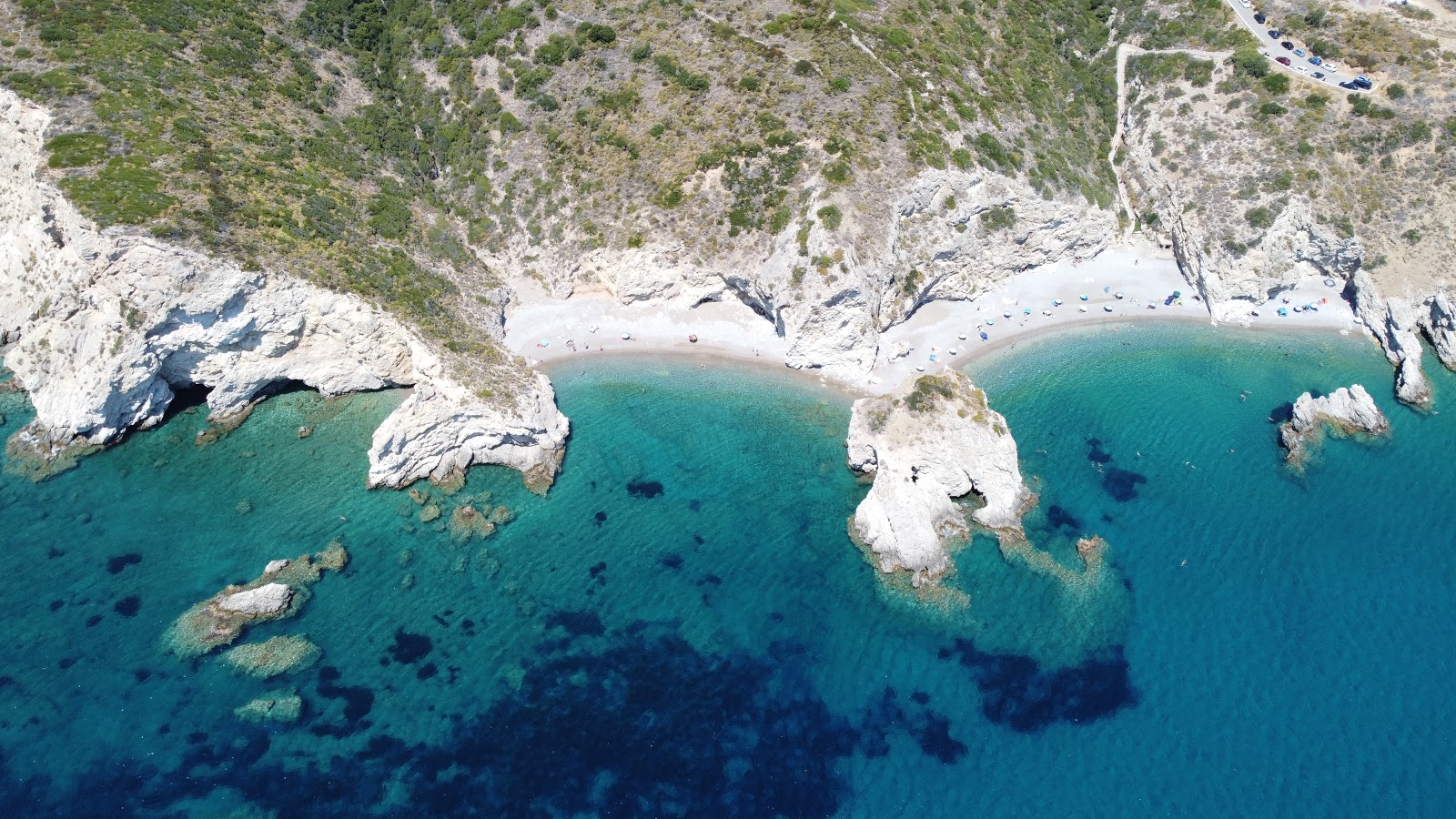 Foto von Paralia Kaladi II mit grauer kies Oberfläche