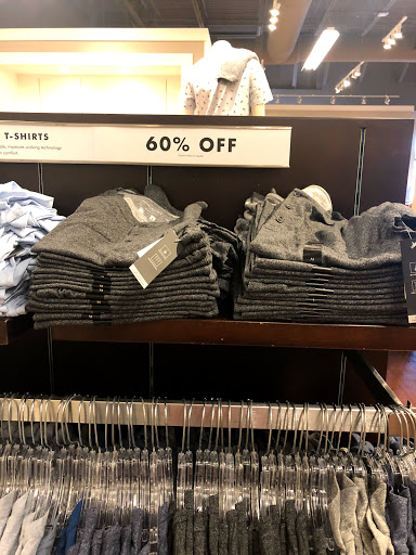 Clothing Store «Banana Republic Factory Store», reviews and photos, 407 N Alafaya Trail, Orlando, FL 32828, USA