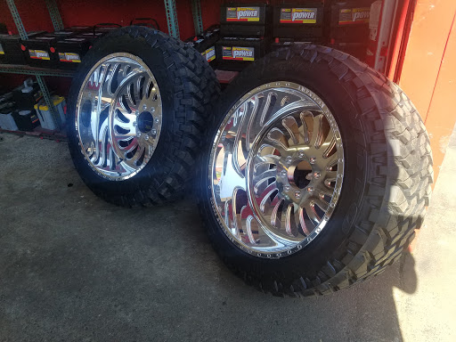 Tire Shop «Les Schwab Tire Center», reviews and photos, 37895 US-26, Sandy, OR 97055, USA