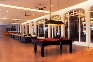 Longitude 76 Bar - Le Meridien Kochi image