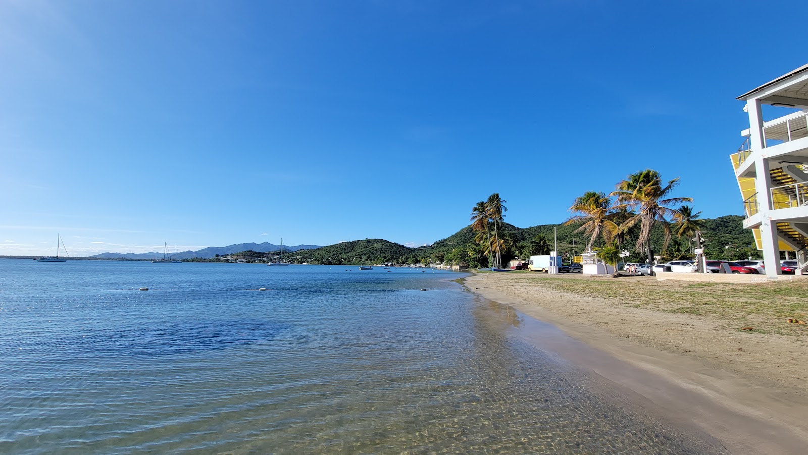 Φωτογραφία του Playa Malecon De Patillas με γκρίζα άμμος και βότσαλο επιφάνεια