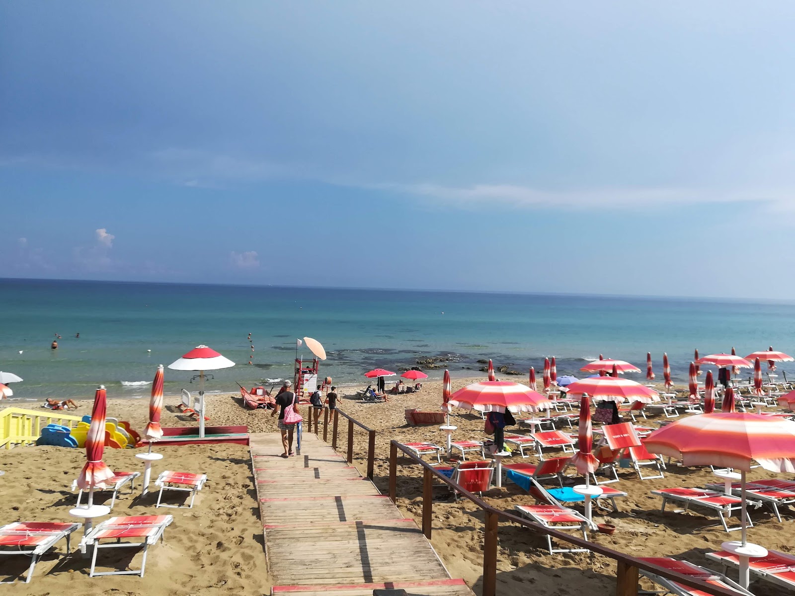 Foto von Spiaggia Via di Torre Resta mit heller feiner sand Oberfläche