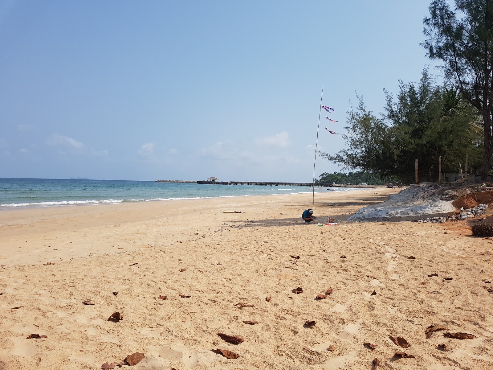 Foto von Saphli Beach mit weißer sand Oberfläche