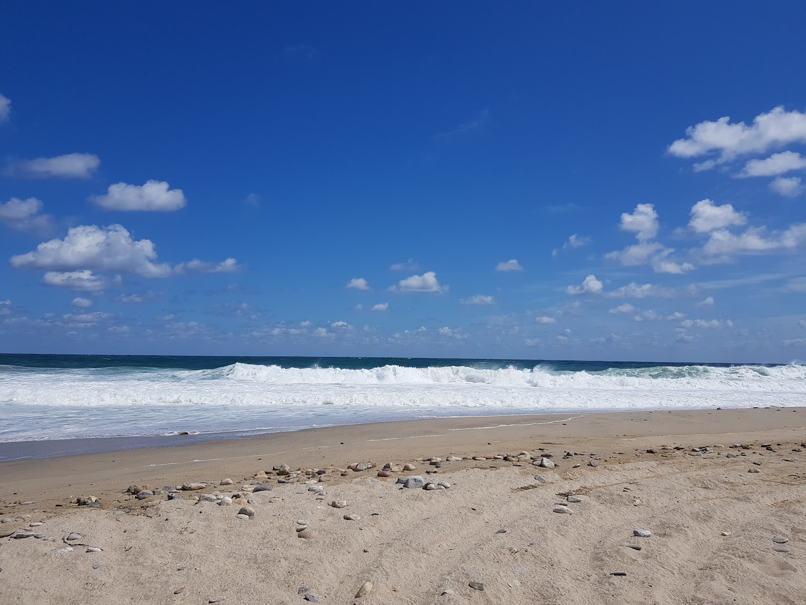 Uljinitis Jeon Beach的照片 带有长直海岸