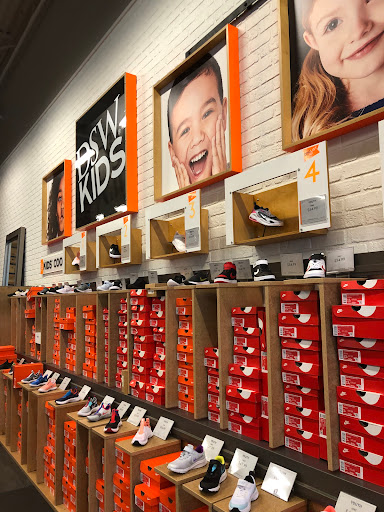 Shoe Store «DSW Designer Shoe Warehouse», reviews and photos, 7321 Lake St, River Forest, IL 60305, USA