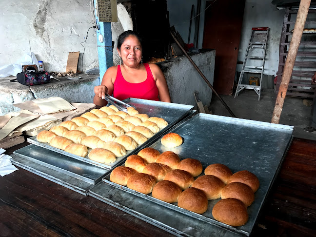 Pan horno de Leña ( wood fired oven bread ) - Salinas