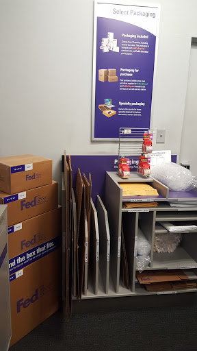 Shipping and Mailing Service «FedEx Ship Center», reviews and photos, 2451 N Palm Dr, Signal Hill, CA 90755, USA