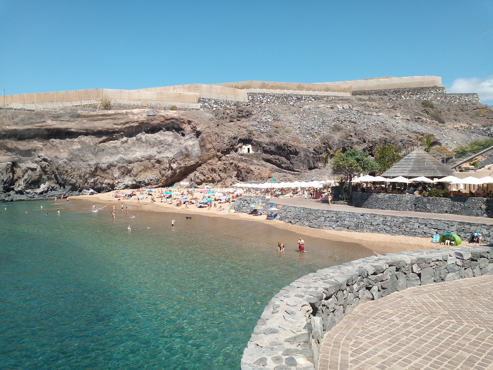 Foto de Playa de Abama con brillante arena fina superficie