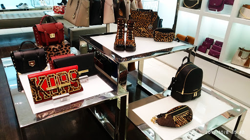 Showcase Trendy Suitcases Bags Luxury Louis Vuitton Store Moscow 2018 –  Stock Editorial Photo © ozina #223589086