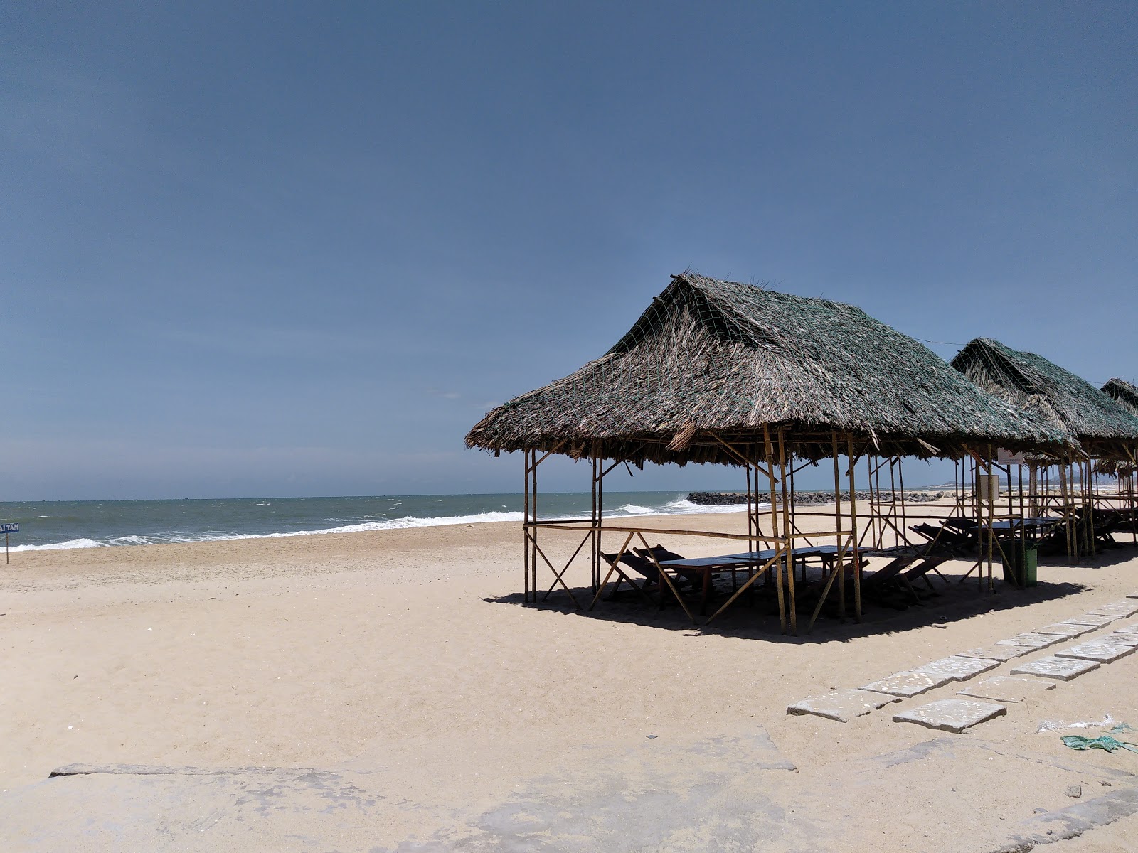 Valokuva Binh Chau Beach IIista. pinnalla kirkas hiekka:n kanssa