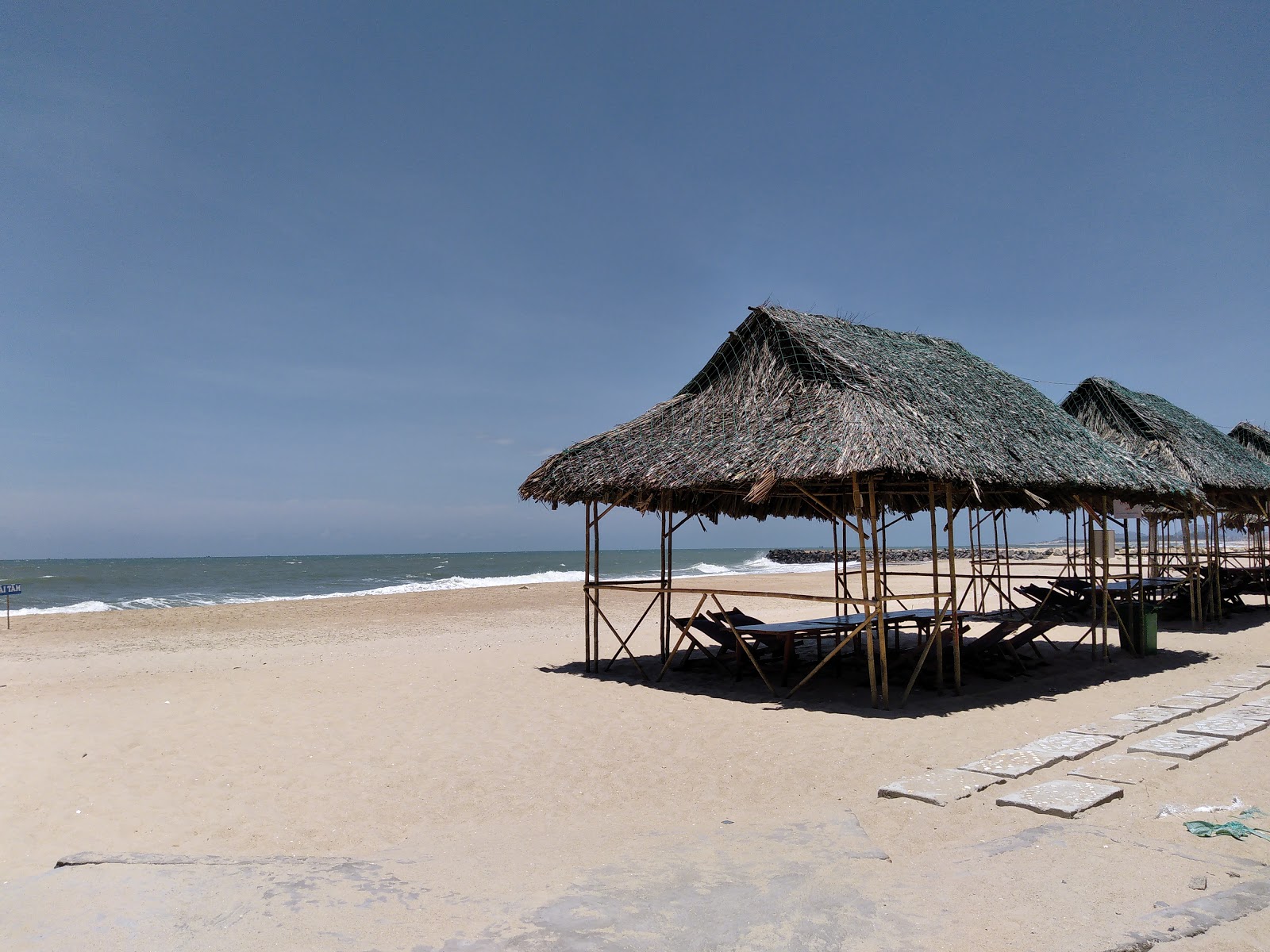 Foto di Binh Chau Beach II con una superficie del sabbia beige
