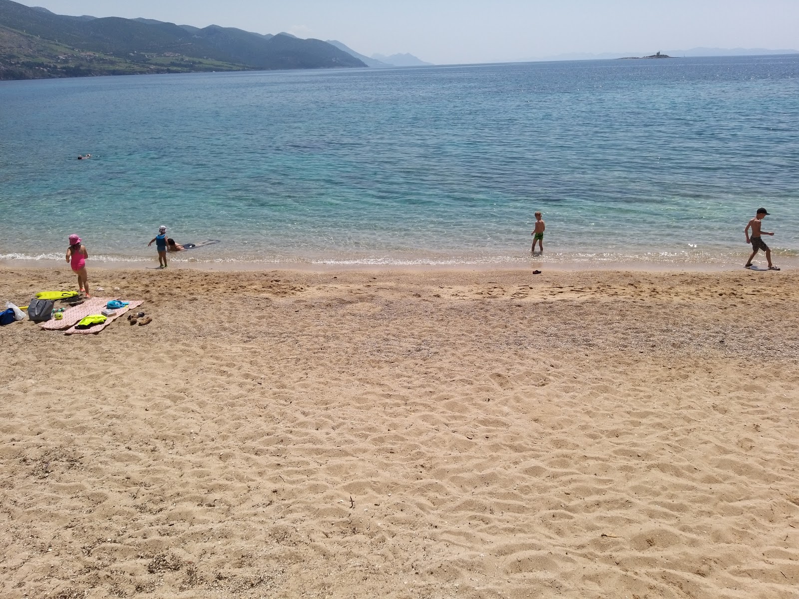 Foto von Trstenica beach mit reines blaues Oberfläche