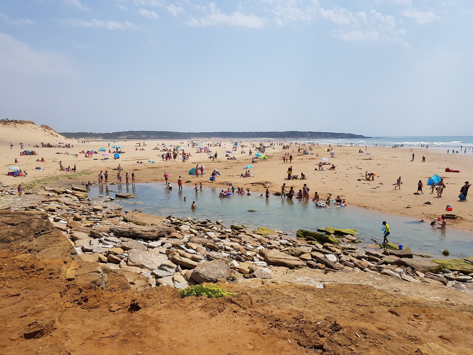 Foto di Plage du Veillon con una superficie del sabbia beige