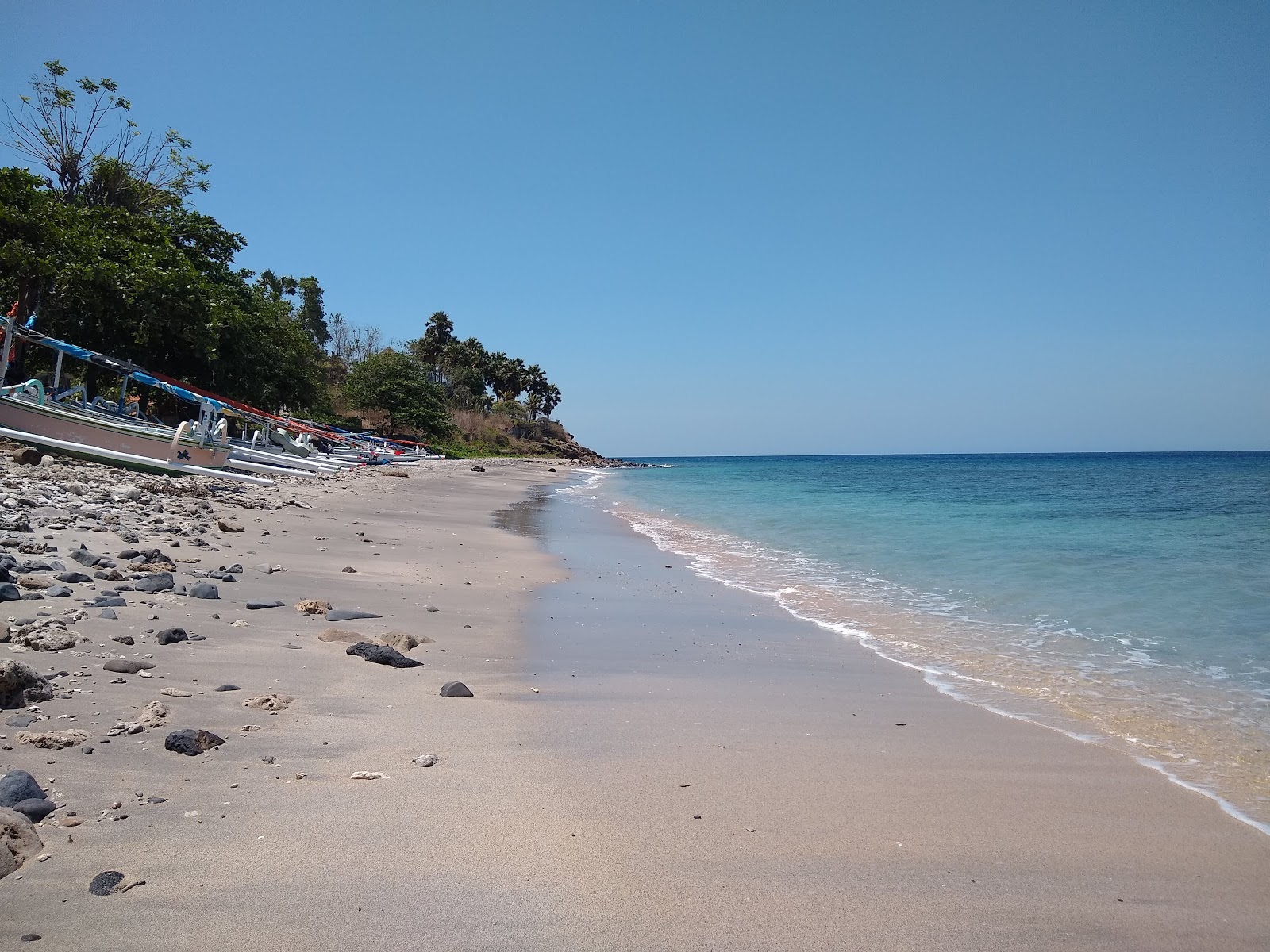 Foto de Ibus Beach con arena gris superficie