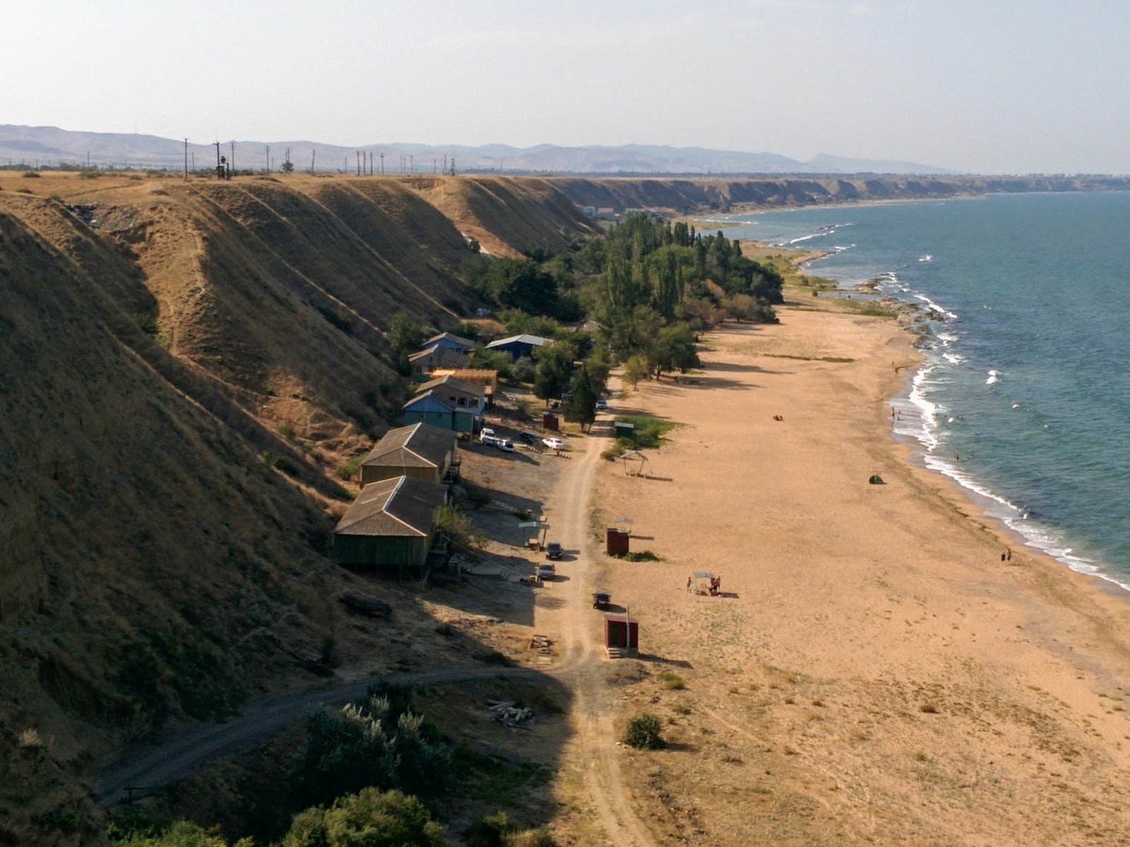 Foto de Terek Plazh rodeado de montañas