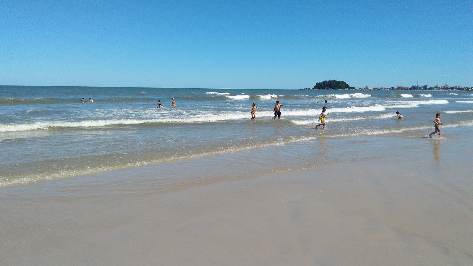 Foto van Strand van Guaratuba met turquoise puur water oppervlakte