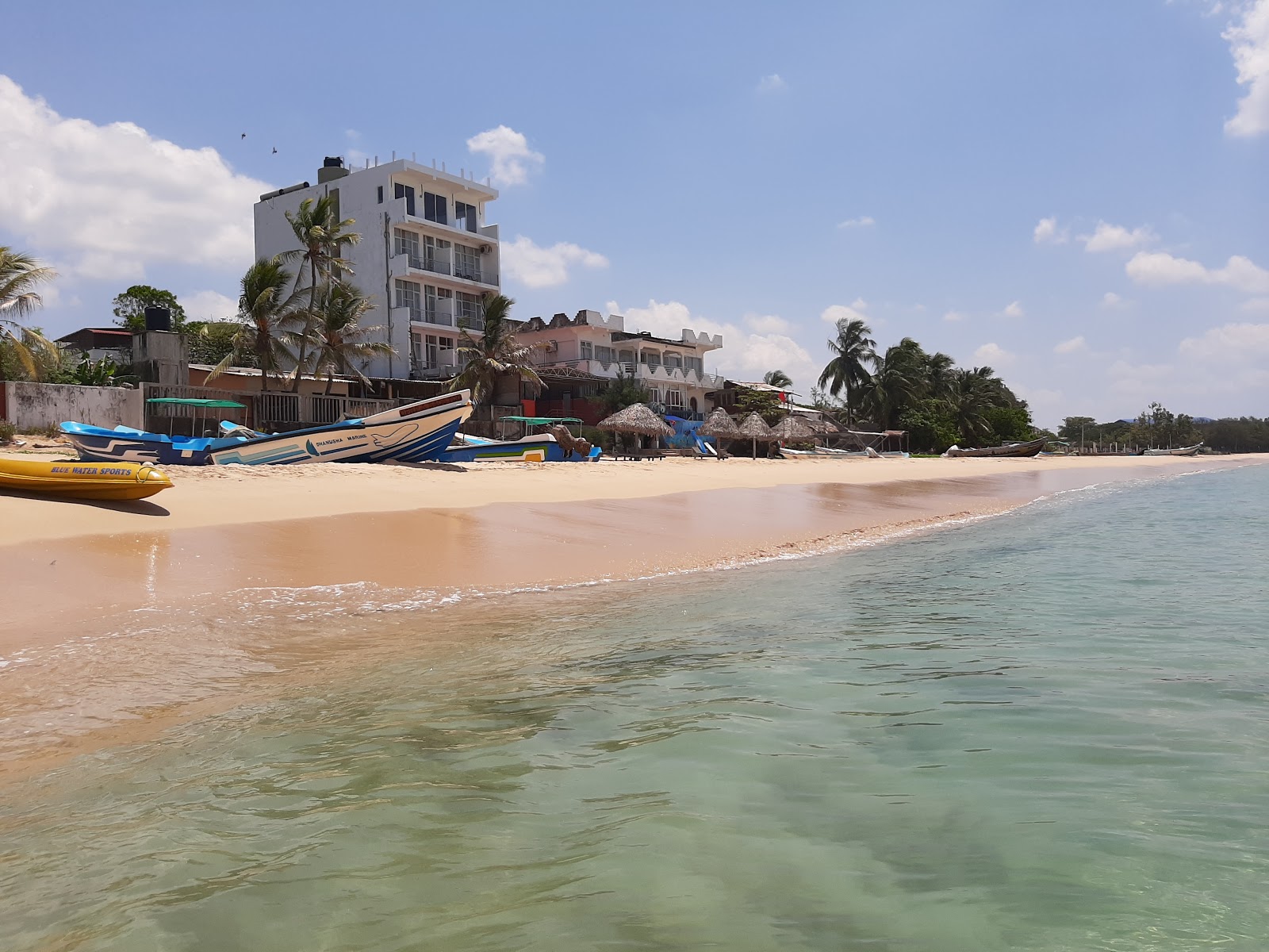 Foto de Public Beach Trincomalee - lugar popular entre os apreciadores de relaxamento