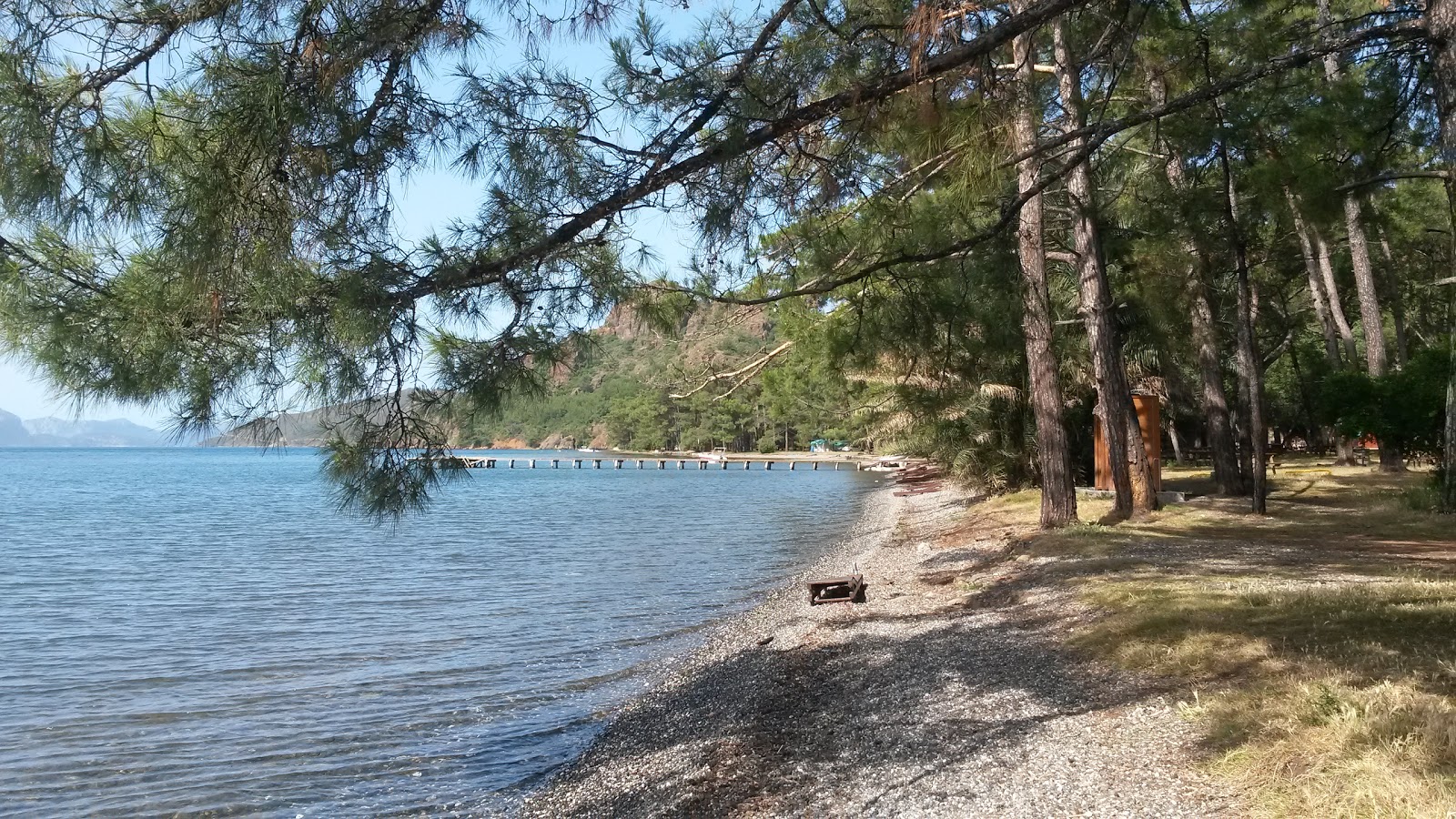 Cubucak Camp beach的照片 带有棕色卵石表面