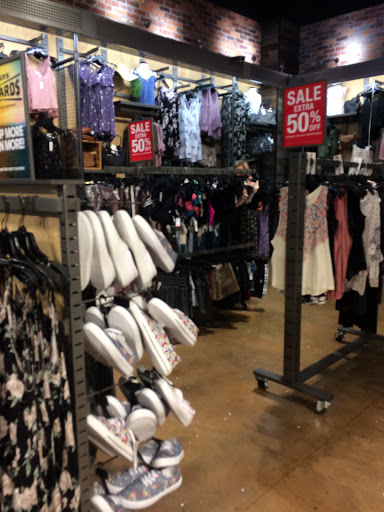 Clothing Store «Tillys», reviews and photos, 343 N Alafaya Trail, Orlando, FL 32828, USA