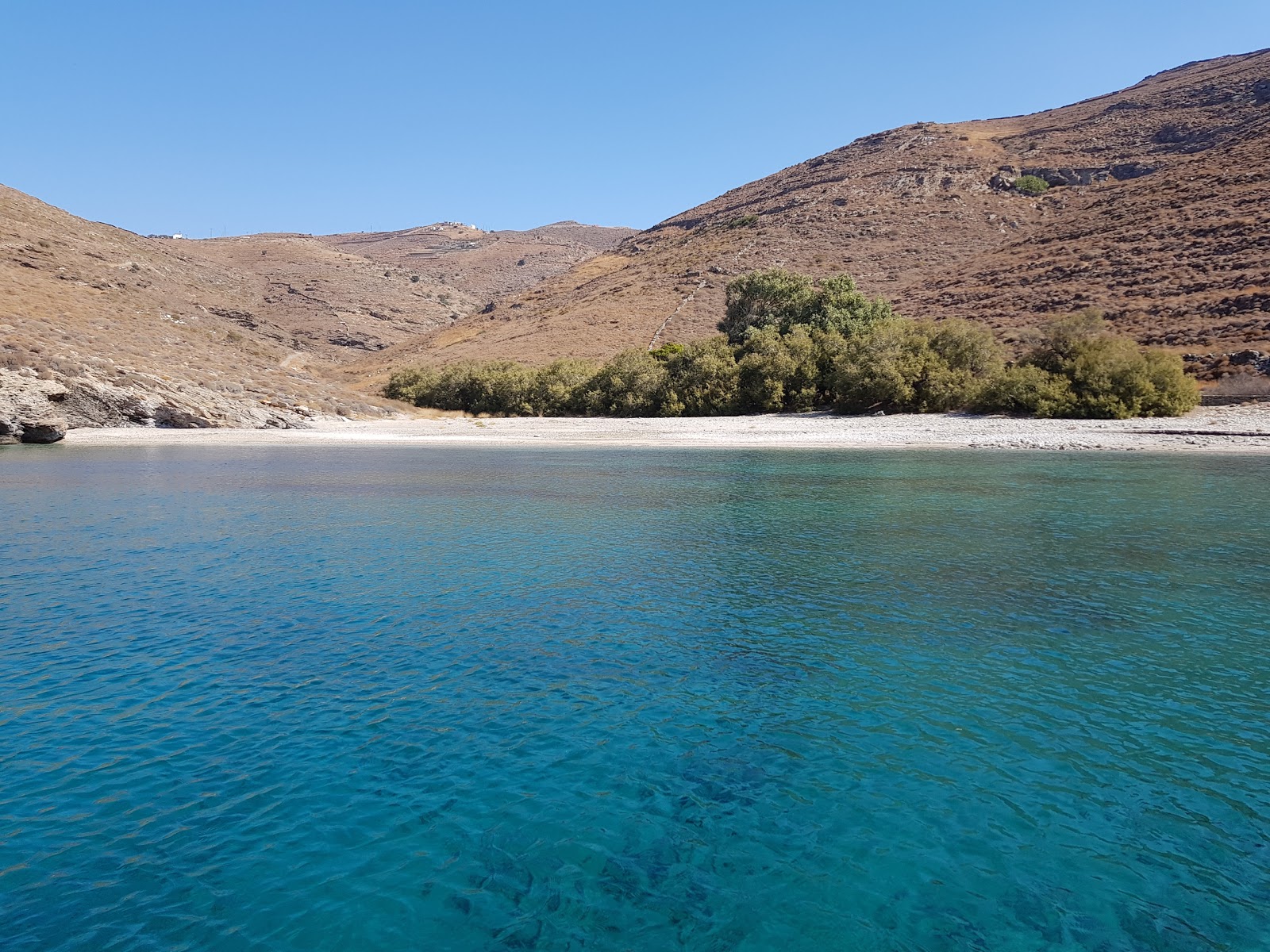 Foto de Paralia Vroskopos com areia clara e seixos superfície