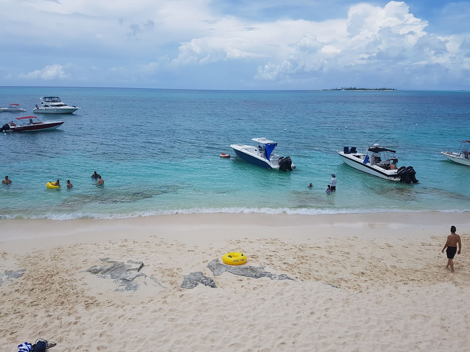 Foto de Sandy Toes beach - lugar popular entre os apreciadores de relaxamento