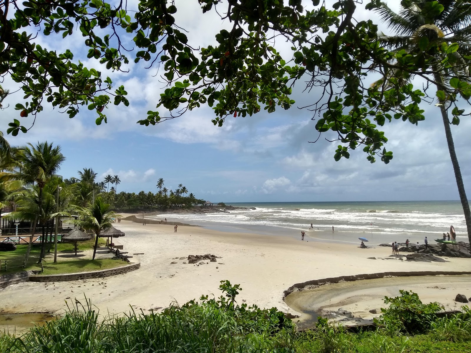Foto de Praia Batuba con brillante arena fina superficie