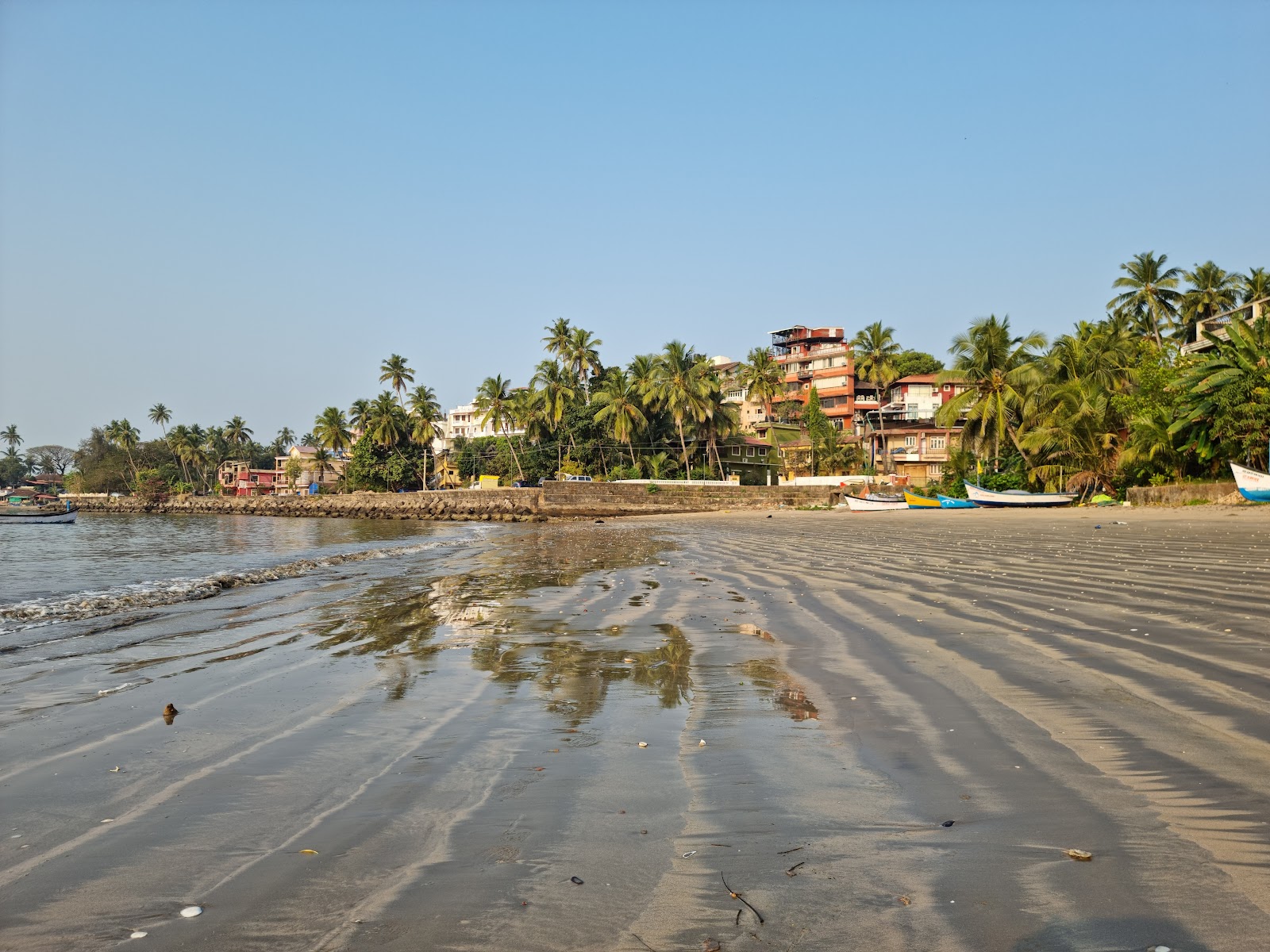 Photo de Dona Paula Beach avec l'eau turquoise de surface