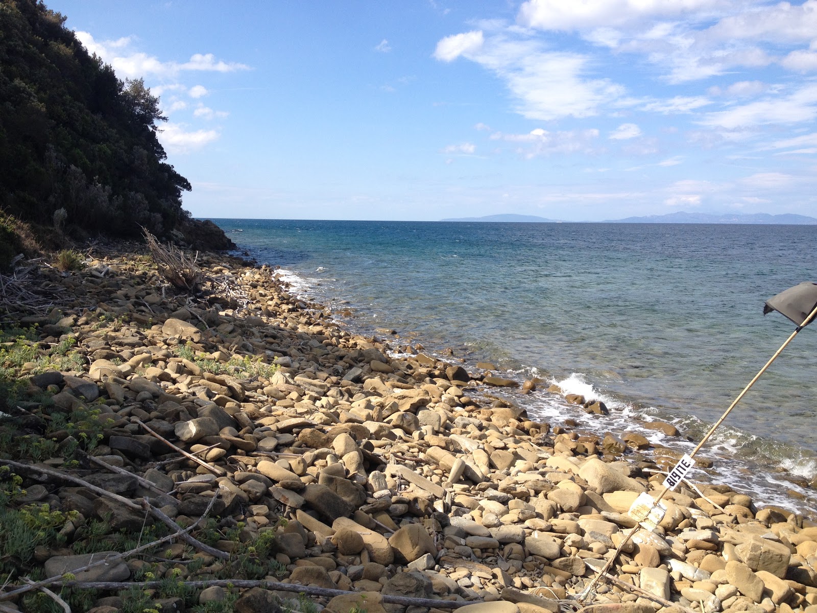 Fotografija Cala Le Donne z modra voda površino