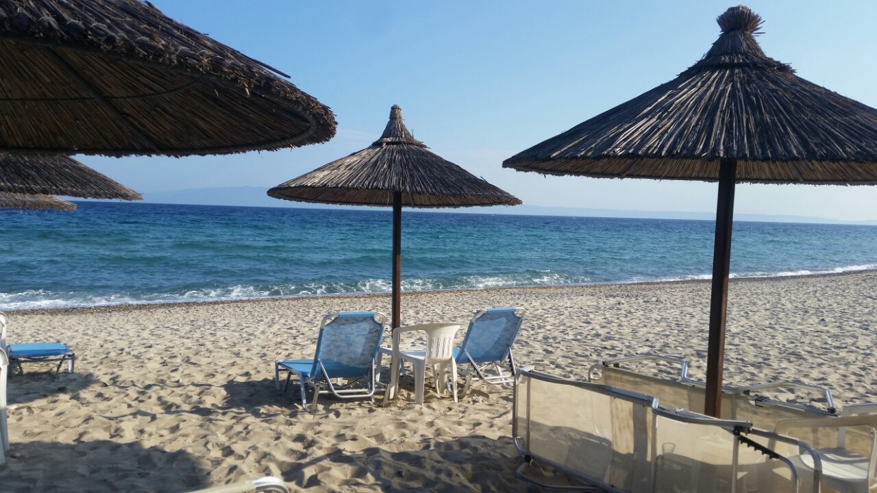 Foto de Develiki beach com areia clara e seixos superfície