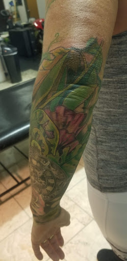 Tattoo Shop «Under the Gun Tattoo Studio», reviews and photos, 3998 Alum Creek Dr, Columbus, OH 43207, USA