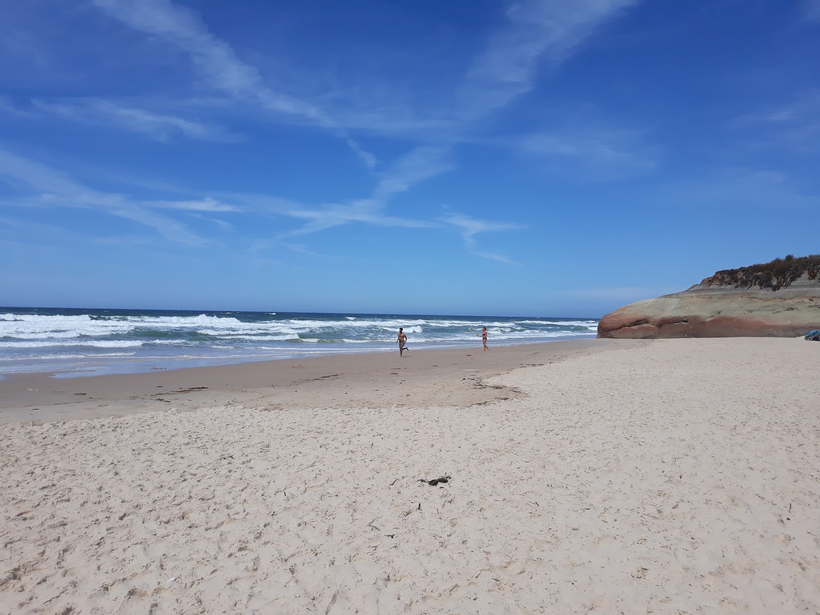 Foto von Praia da Almagreira umgeben von Bergen