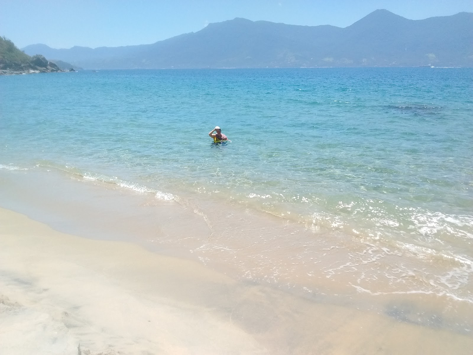 Foto de Playa Brava con agua cristalina superficie