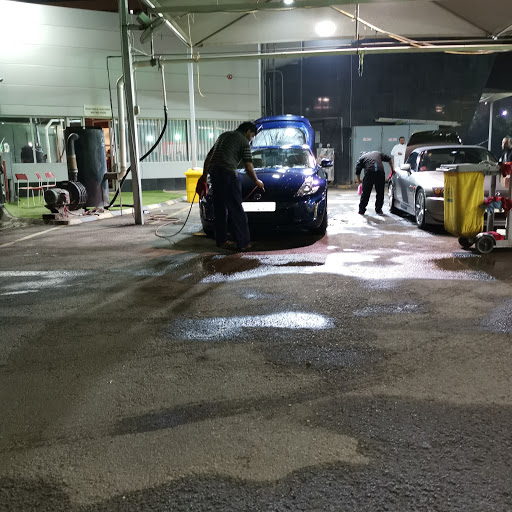 مغسلة الغسيل الذهبي للسيارات 