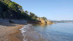 Foto von Brass beach von Klippen umgeben