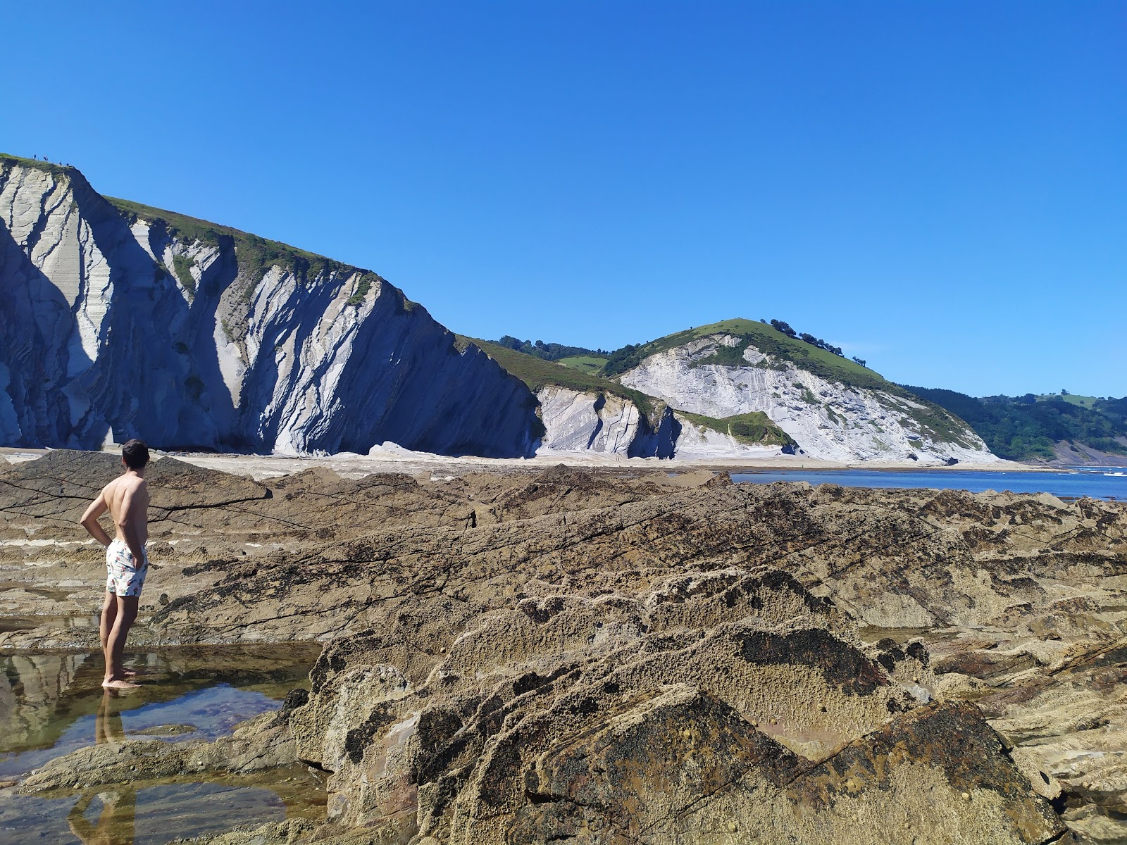 Foto di Playa De Sakoneta con una superficie del terreno roccioso