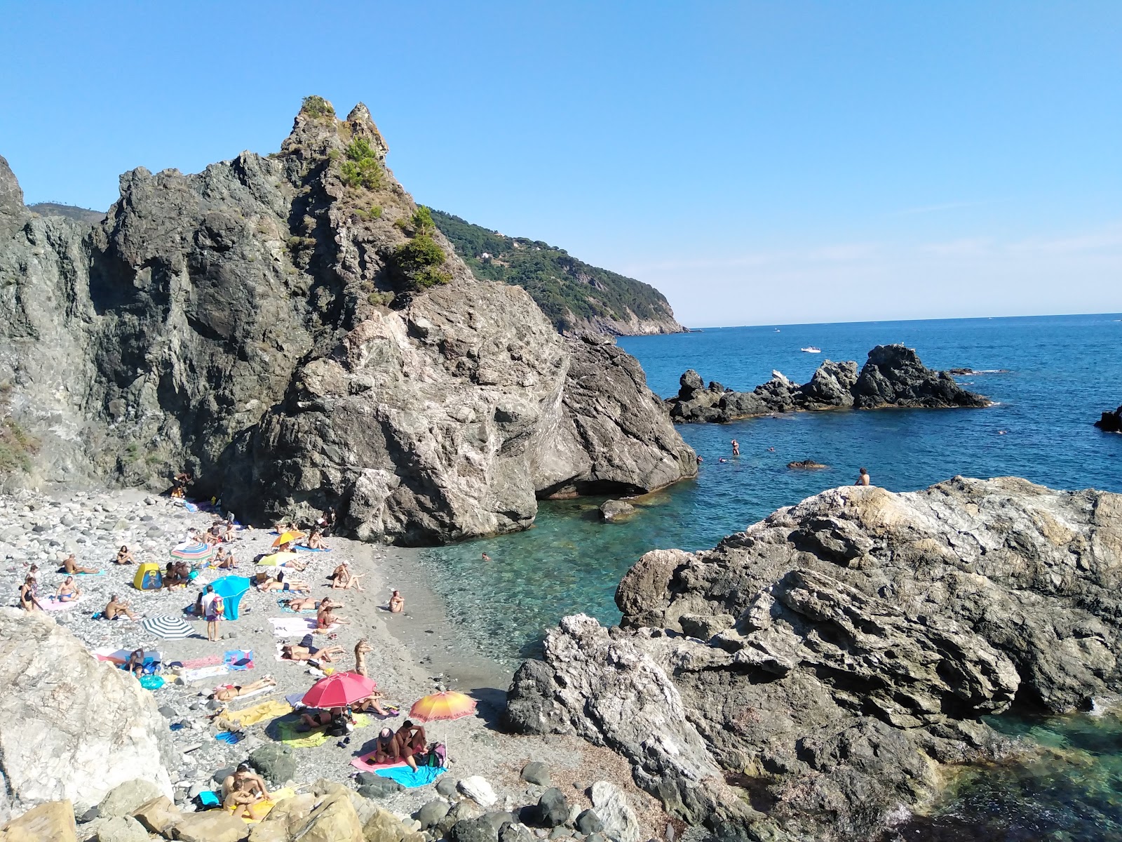 Foto di Bonassola Beach con una superficie del ciottoli grigi