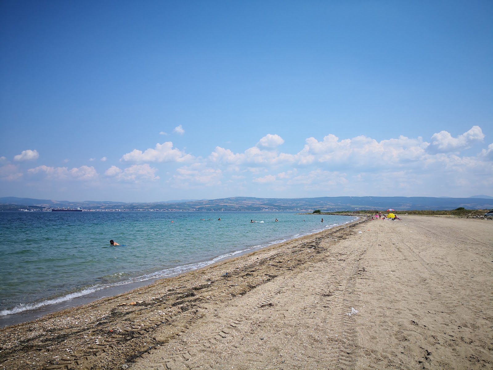 Foto von Kalanora Kumsali mit brauner sand Oberfläche